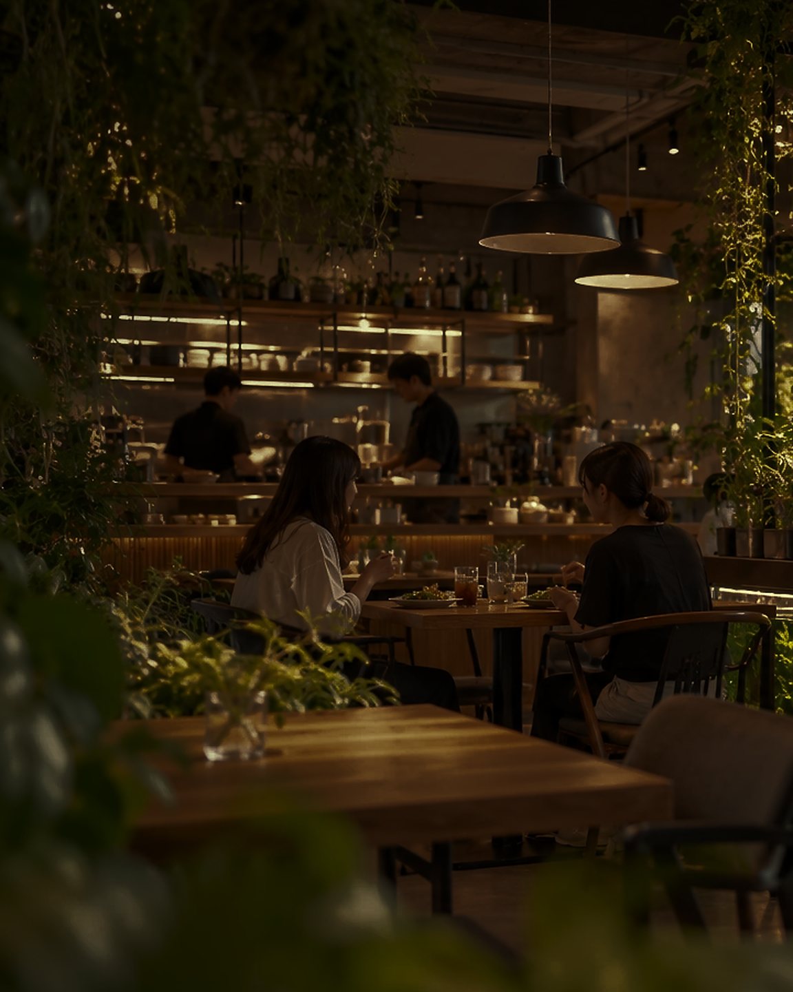 夜の店内。カウンターと水槽がほのかに光る